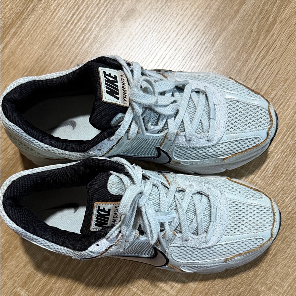 Nike Cream and Black Running Shoes - Picture 2 of 4